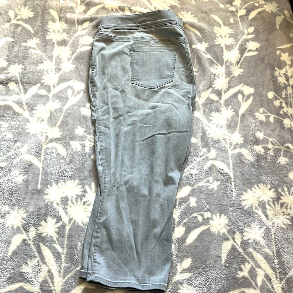 NWOT Torrid Grey Jeans - crop lean super soft “feel the fit” Sz Torrid 4 (26/4X)